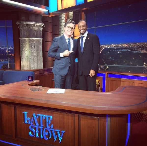 绿茵之上传承与绽放高尔夫世界的温情时刻 斯蒂芬·库里在绿茵之上优雅转身,完成高尔夫挥杆的收尾动作,神情专注而满足