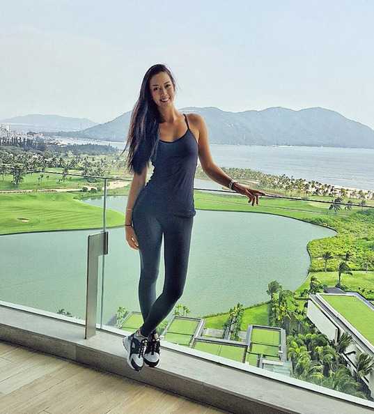 绿茵之上传承与绽放高尔夫世界的温情时刻 老虎伍兹与父亲厄尔并肩站立,目光坚定地望向前方,展现了父子间的传承与信任