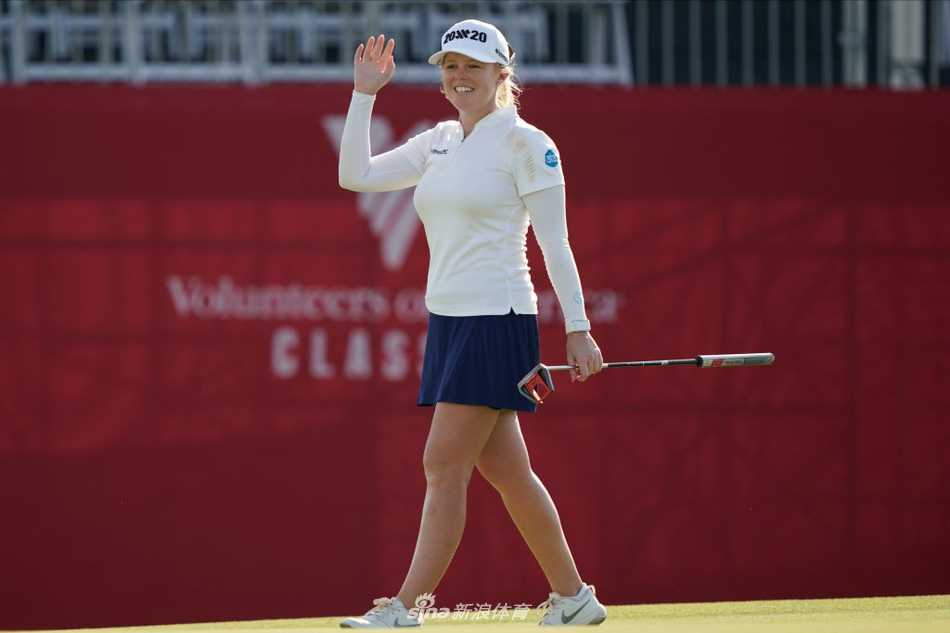 绿茵战场上的绽放与传承 朴城炫在果岭边凝神观察球线,专注的眼神中透露出对胜利的渴望。