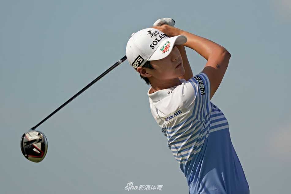 绿茵战场上的绽放与传承 刘瑞欣在比赛中沉稳推杆,动作流畅而自信,展现出扎实的技术功底。