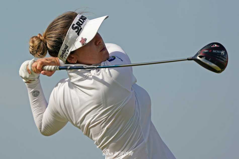 绿茵战场上的绽放与传承 汉娜-格林在球道中优雅挥杆,阳光勾勒出她完美的击球姿态。