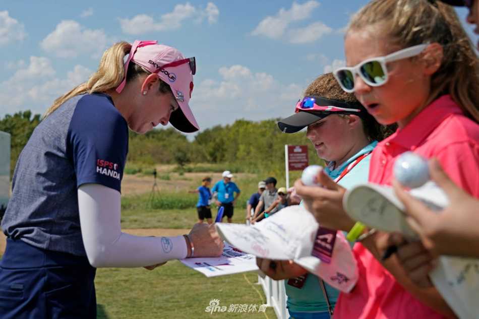 绿茵战场上的绽放与传承 克里默在沙坑中救球,沙粒飞扬的瞬间定格了高尔夫运动的技巧与力量之美。