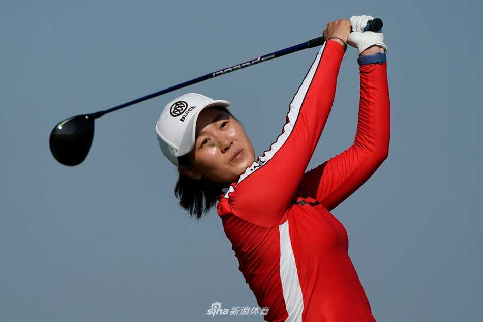 绿茵战场上的绽放与传承 林希妤迎着风走向下一个击球点,坚定的步伐体现了中国球员的毅力与决心。