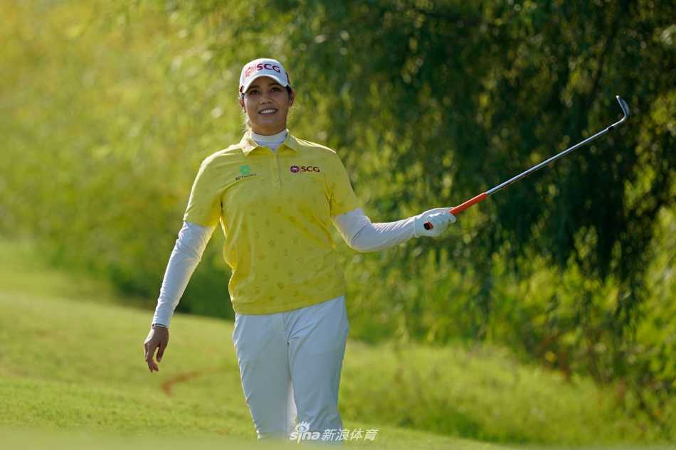 绿茵战场上的绽放与传承 阿瑞雅在比赛中开球,身体充分扭转,力量瞬间爆发,诠释着高尔夫的运动之美。