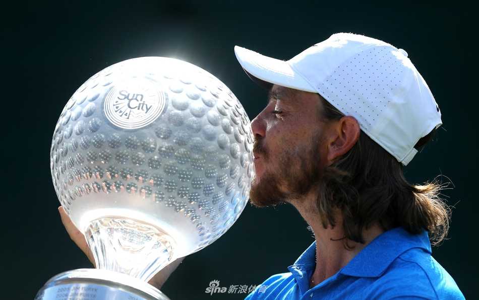 绿茵之上王者归来 荣耀时刻真情流露 胜利者高举奖杯向观众致意,灿烂笑容与身后欢呼的观众构成完美画面