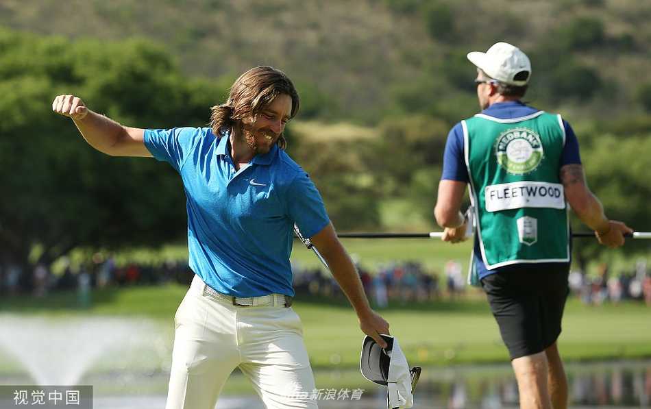 绿茵之上王者归来 荣耀时刻真情流露 球员在沙坑中成功完成一次高难度救球,沙粒飞溅瞬间充满力量感