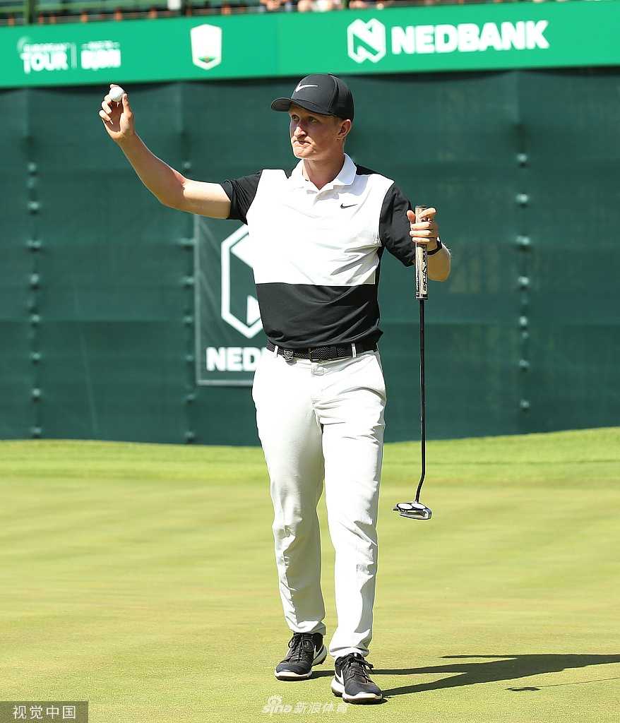 绿茵之上王者归来 荣耀时刻真情流露 延长赛关键时刻,球员顶住压力进行关键性推杆,全场屏息凝视