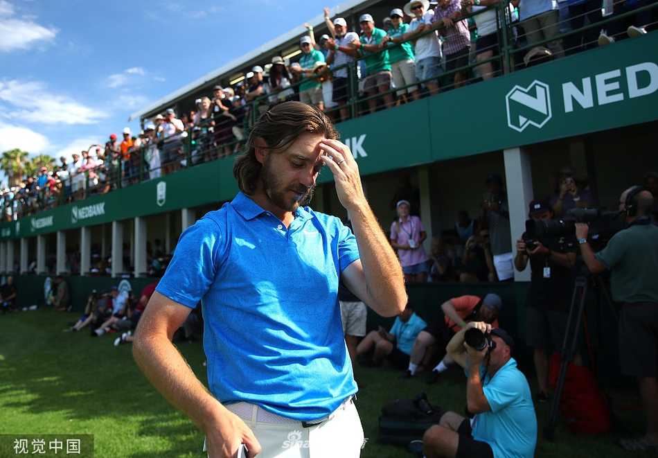 绿茵之上王者归来 荣耀时刻真情流露 球员在果岭上俯身仔细观察推杆线路,神情专注而坚定