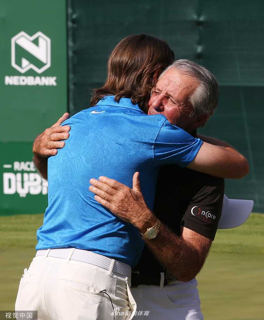 绿茵之上王者归来 荣耀时刻真情流露 冠军与赛事东道主在颁奖仪式上亲切拥抱,笑容温暖洋溢