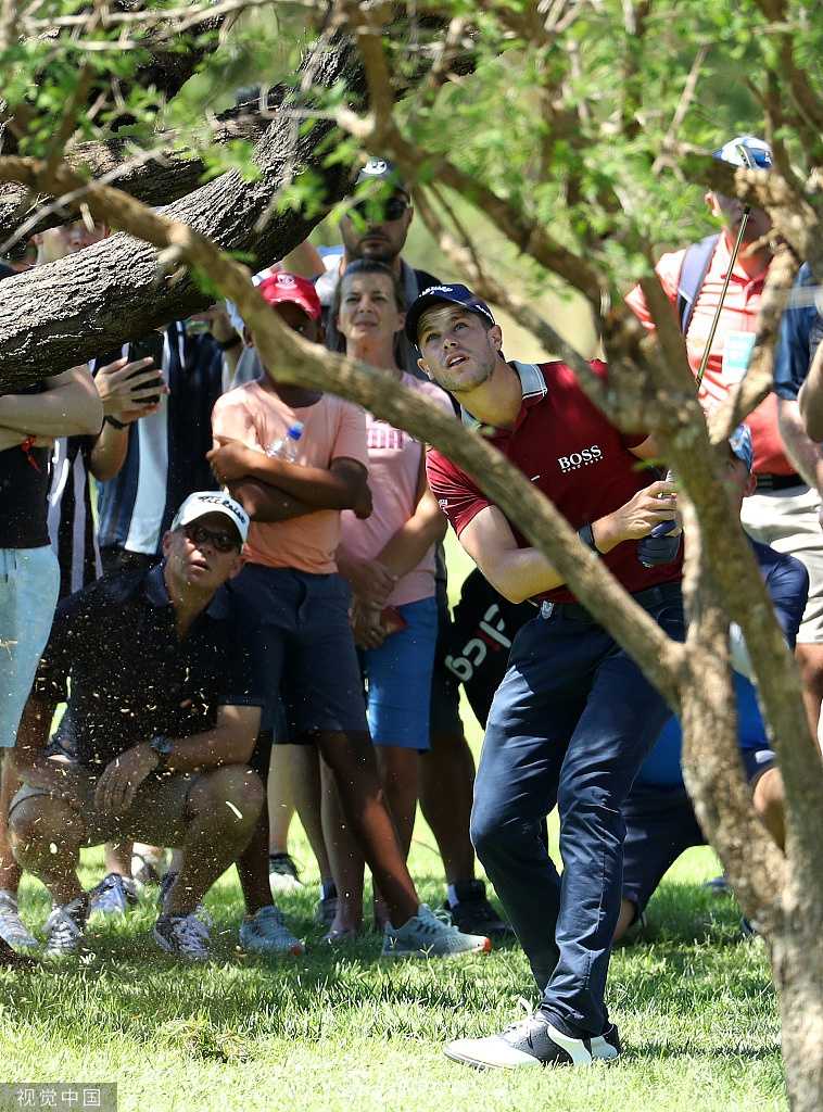 球员在比赛间隙与团队成员紧密沟通，商讨策略