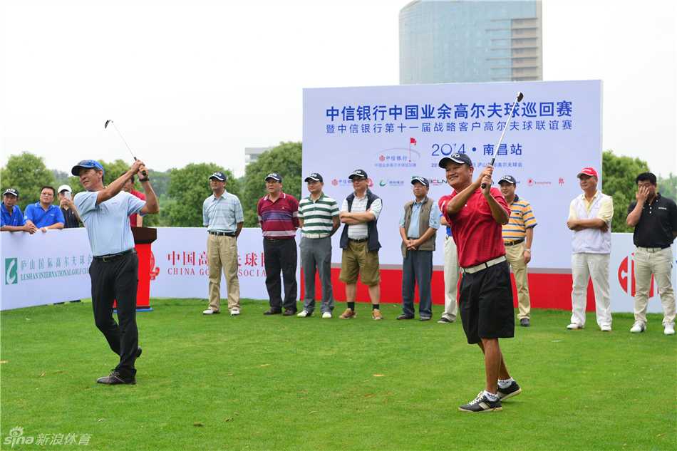 绿茵挥杆共谱华章记中信银行业巡赛南昌站盛况 多位领导与合作伙伴在开球仪式上集体合影,彩球齐飞,共祝赛事圆满成功,场面隆重而喜庆。