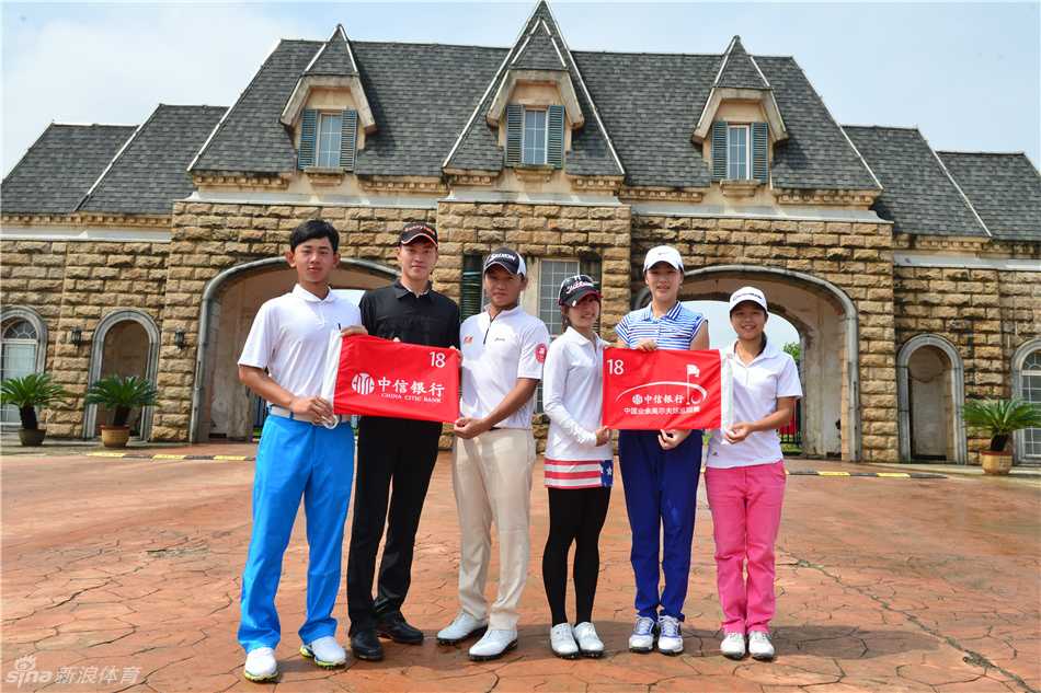 绿茵挥杆共谱华章记中信银行业巡赛南昌站盛况 中信银行醒目的红色标识与赛事主题背景板相互映衬,彰显品牌实力与对体育事业的支持。