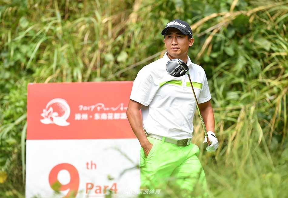 绿茵之上的专注博弈与温情瞬间 高尔夫球手在果岭边俯身,全神贯注地观察球洞与草坪的走向与起伏。