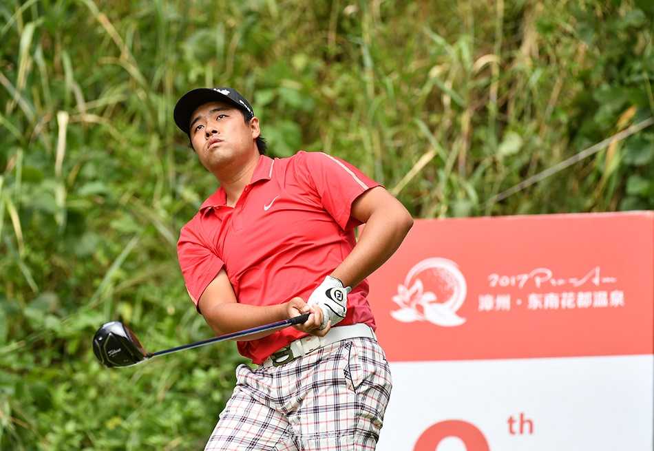 绿茵之上的专注博弈与温情瞬间 高尔夫球手在沙坑中潇洒挥杆,沙粒飞扬,展现出克服障碍的决心与力量。