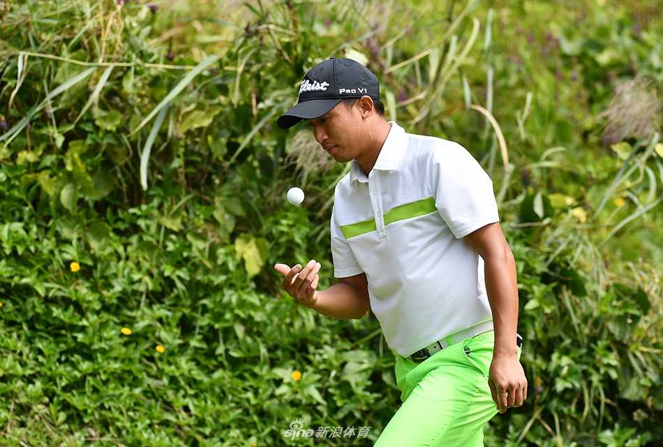 绿茵之上的专注博弈与温情瞬间 球员在开阔的球道上优雅完成收杆动作,背景是蓝天与远山,意境悠远。