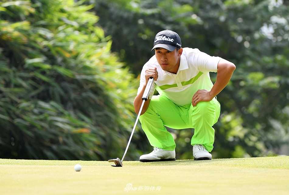 绿茵之上的专注博弈与温情瞬间 一位高尔夫球手在树林掩映的球道上击球,动作流畅,与自然环境融为一体。