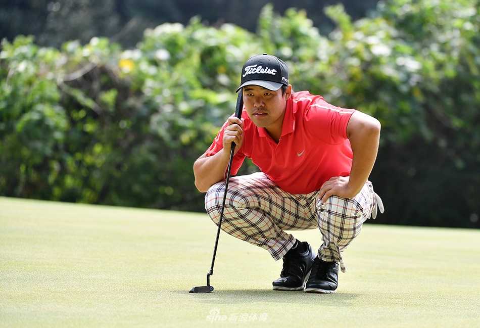 绿茵之上的专注博弈与温情瞬间 两位高尔夫球手在练习果岭上并肩观察推杆线路,气氛专注而和谐。