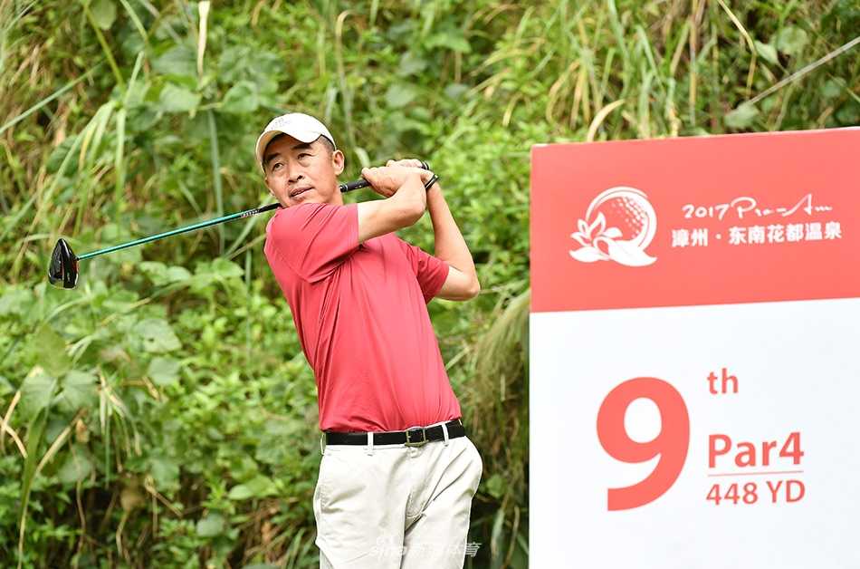 绿茵之上的专注博弈与温情瞬间 球手在果岭上轻轻推击,白色小球朝着球洞缓缓滚去,瞬间凝固了期待。