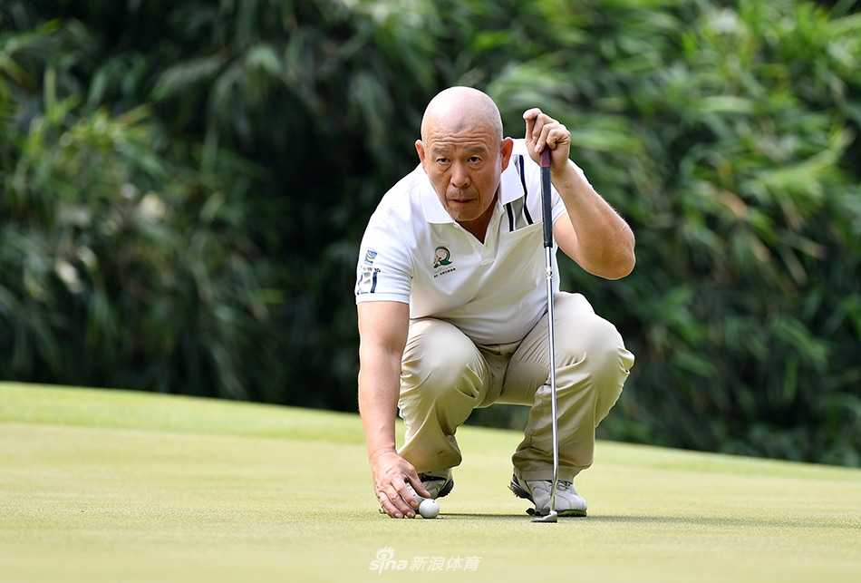 绿茵之上的专注博弈与温情瞬间 高尔夫比赛中的观众聚集在背景处,聚精会神地观看球员的精彩表现。