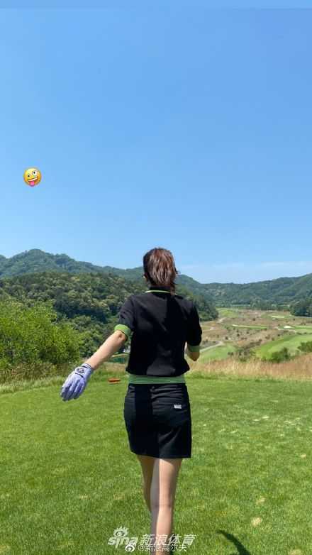 秀英侧身专注凝视远方球点，双手紧握球杆预备击球，动作标准而充满力量感