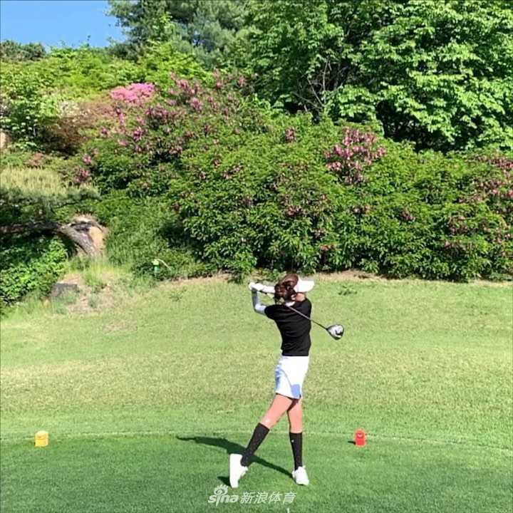 秀英头戴白色遮阳帽，对着镜头展露明朗治愈的笑容，洋溢着夏日清爽气息