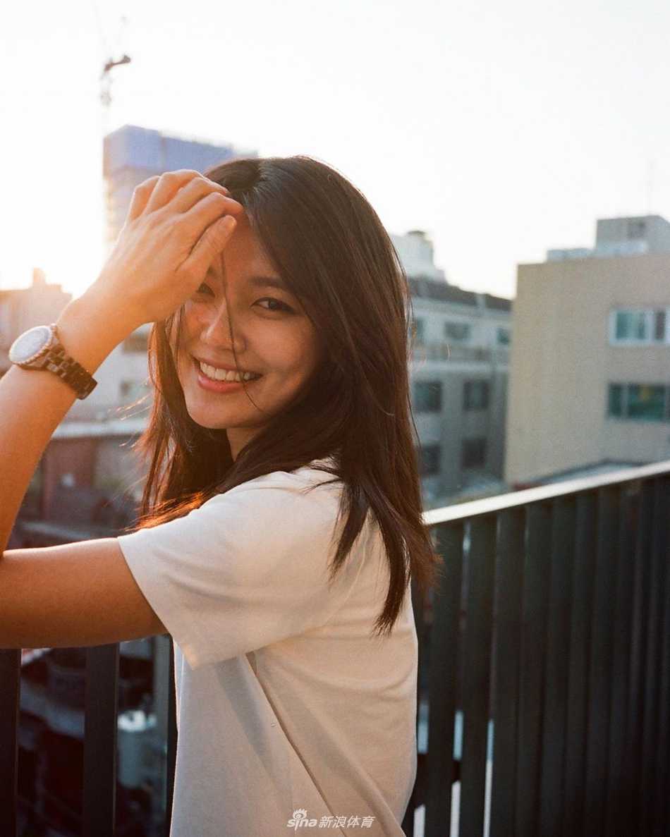 秀英以完美挥杆姿势定格，全身肌肉线条流畅紧实，彰显运动塑造的健康美感