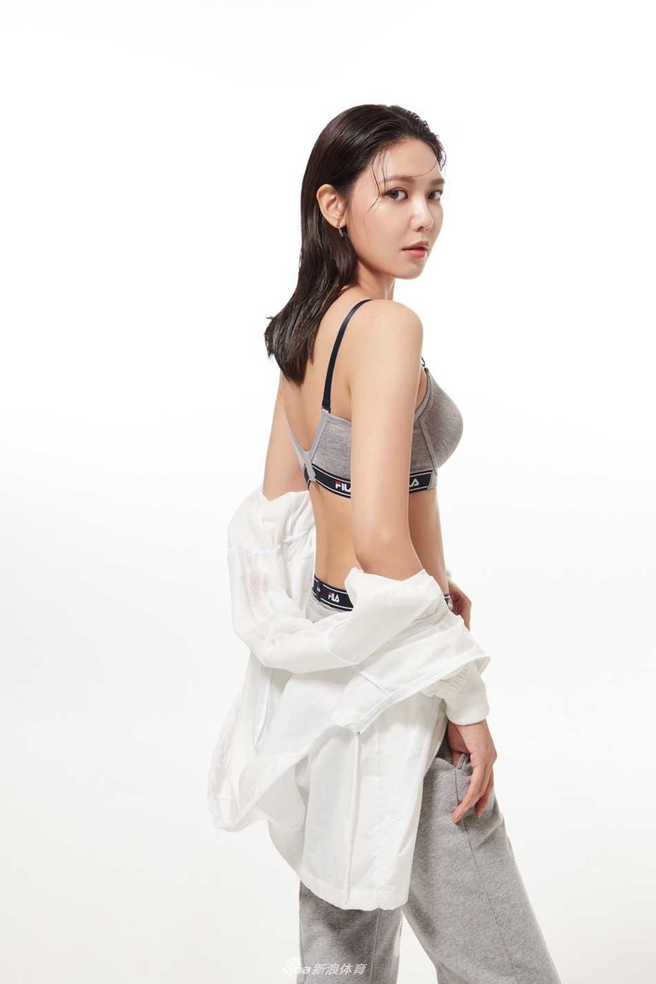 秀英结束运动后倚靠球杆小憩，微风拂面神情放松，尽显运动后的满足与平和