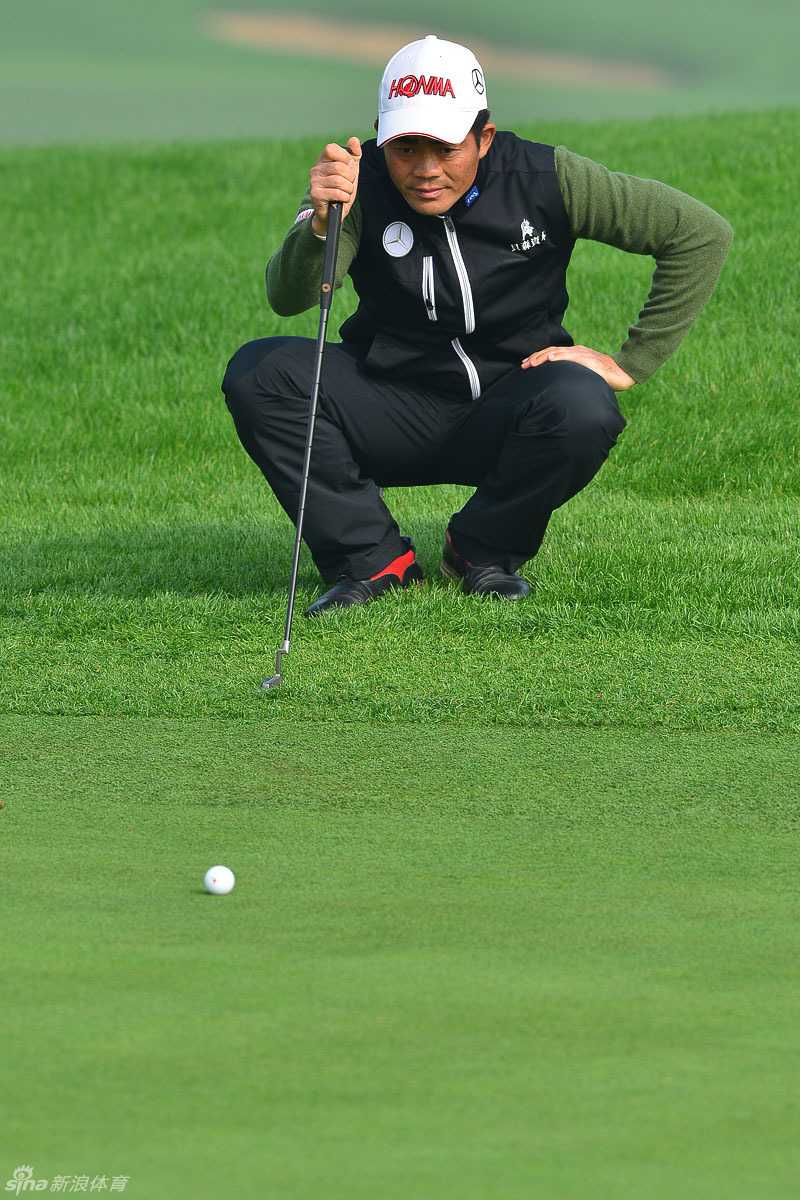 绿茵之上的凝望与挥洒中国高尔夫球手的专注瞬间 梁文冲在比赛中全神贯注地观察球的飞行弹道,右手搭起凉棚以遮蔽阳光,表情严肃而充满期待。
