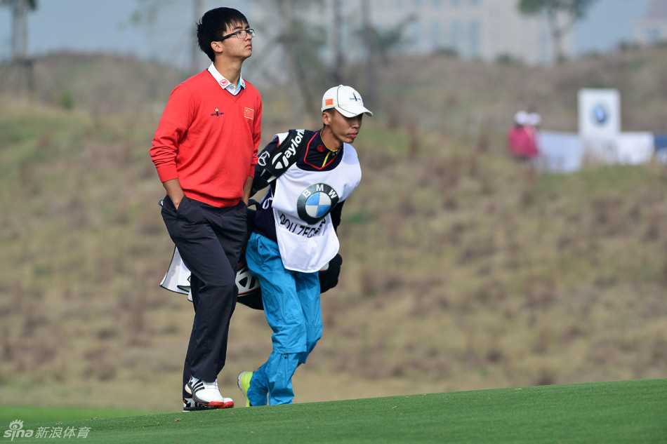 绿茵之上的凝望与挥洒中国高尔夫球手的专注瞬间 窦泽成在球道上完成一次精准的铁杆挥击,杆头触球瞬间草屑飞扬,身体重心完美转移。