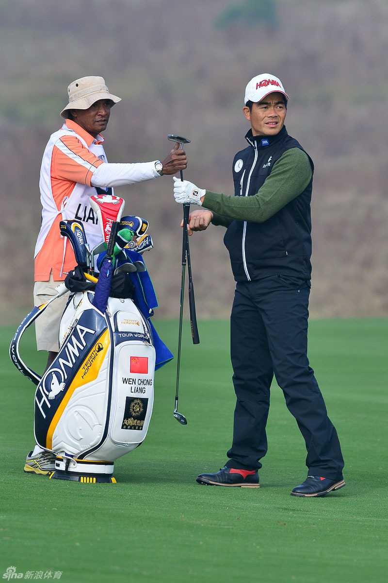 绿茵之上的凝望与挥洒中国高尔夫球手的专注瞬间 张蕙麟全力挥动一号木开球,身体旋转充满力量感,白色小球在空中化为一道即将疾驰而出的白光。