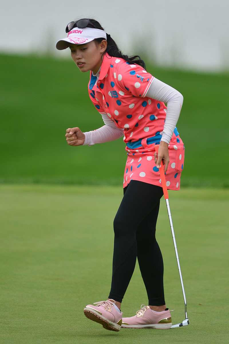 陈敏柔与父亲并肩而立，父女间一个默契的眼神交流，承载着无限的鼓励与骄傲。