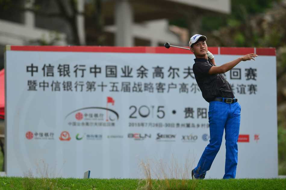 刘子威与父亲深情拥抱，父亲轻拍儿子后背，这一刻，荣耀与亲情交织，感人至深。