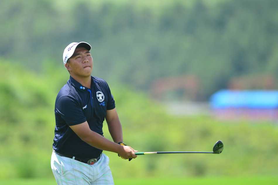 刘子威首次捧杯，将奖杯高高举起，脸上绽放着灿烂笑容，阳光为他和奖杯镀上金色轮廓。