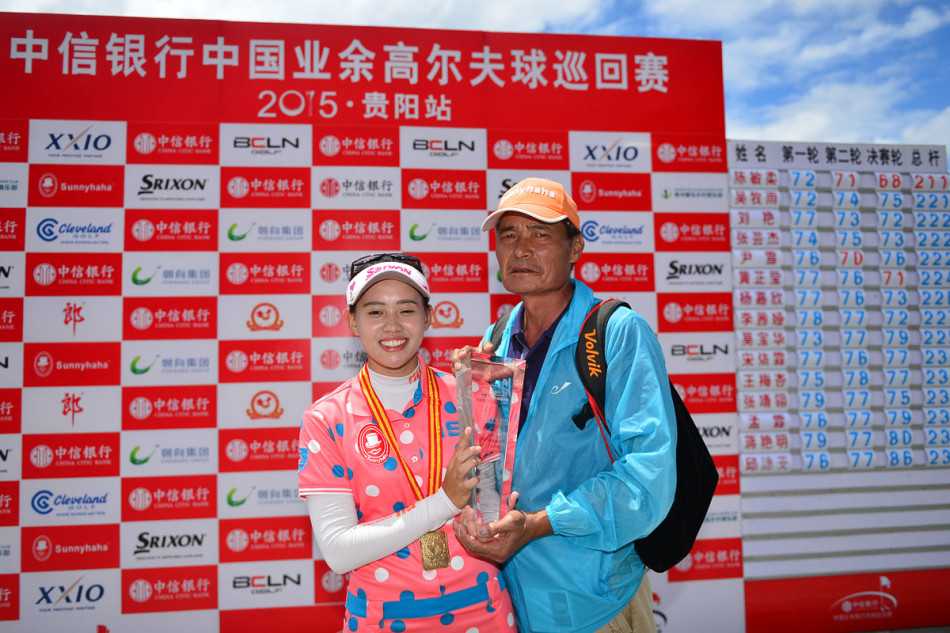 陈敏柔紧握拳头，为自己打气，眼神中闪烁着坚定与必胜的光芒，展现了运动员的拼搏精神。