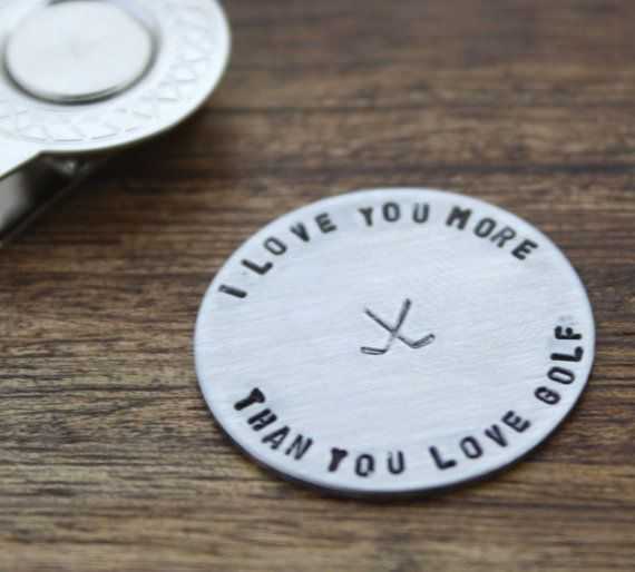 法拉利红色激情与Cobra专业技艺交融的联名一号木，杆头流线如超跑般闪耀在绿茵之上。