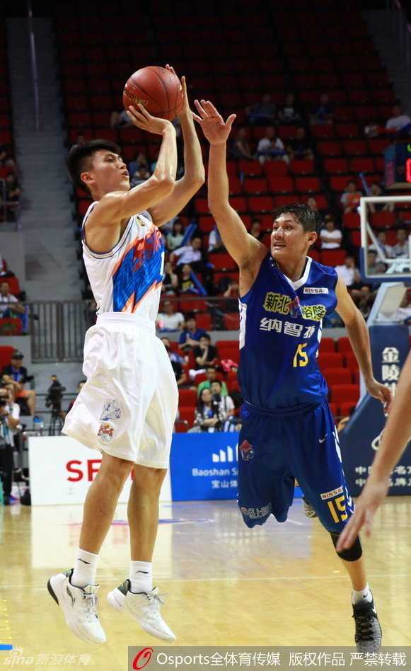 2016海峡杯上海站姚明督战,大鲨鱼主场大胜裕隆 刘晓宇面对防守球员,高高跃起,手腕柔和一抖,篮球划过一道完美的弧线直奔篮筐。