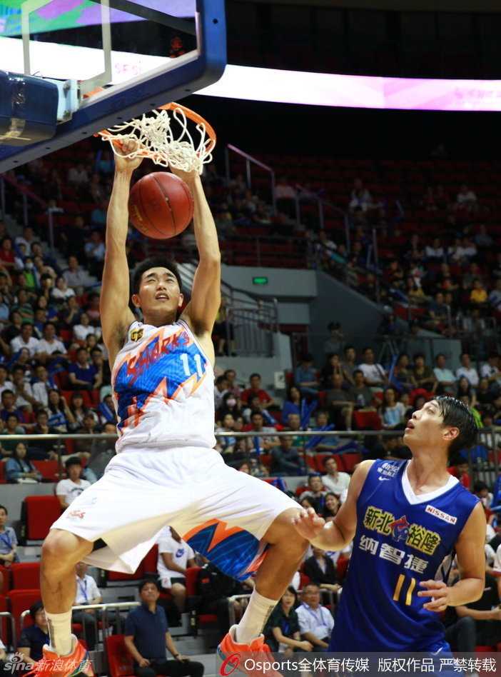 2016海峡杯上海站姚明督战,大鲨鱼主场大胜裕隆 张兆旭与刘晓宇在防守端形成了一道铜墙铁壁,两人合力将对方的突破路线完全封死。