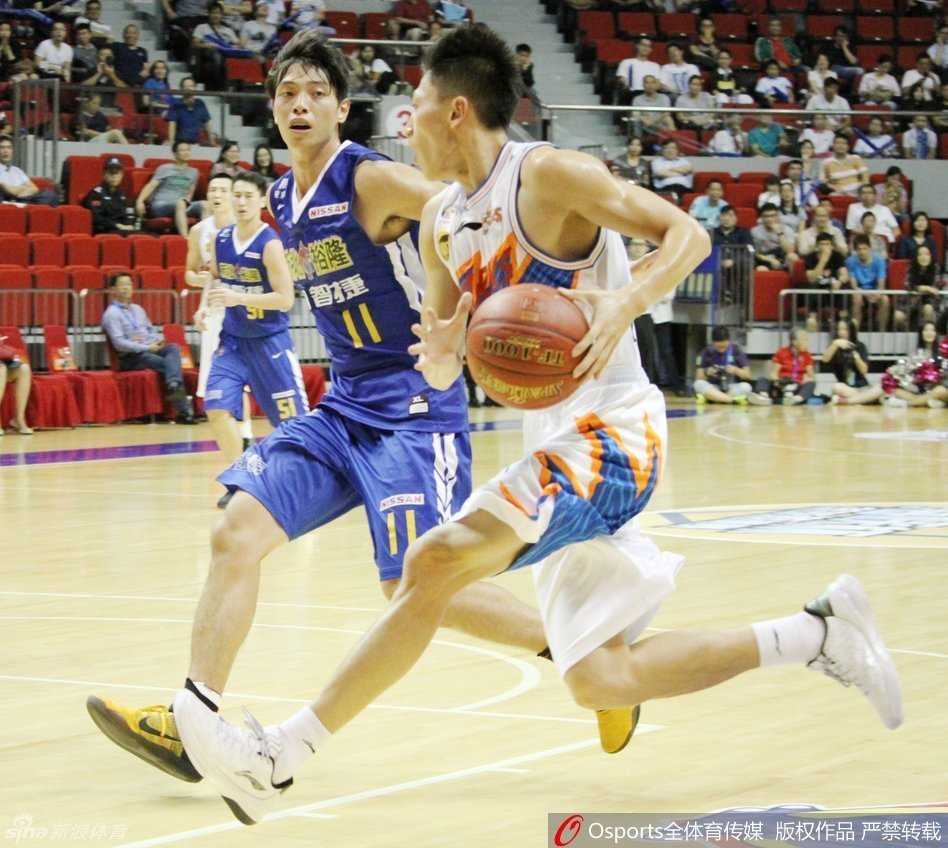 2016海峡杯上海站姚明督战,大鲨鱼主场大胜裕隆 刘晓宇运球如风,一个箭步甩开防守人,如利刃般直插对手心脏地带。