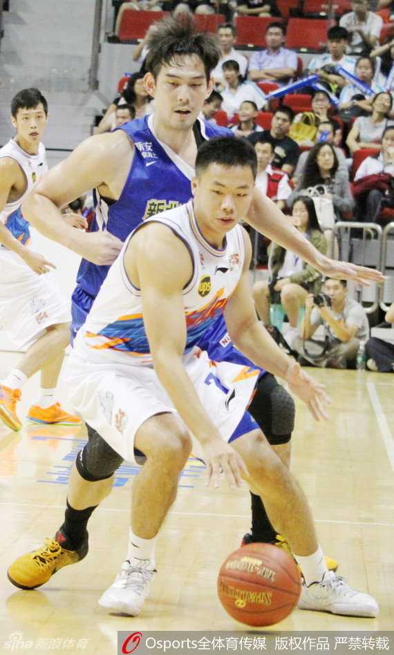 2016海峡杯上海站姚明督战,大鲨鱼主场大胜裕隆 吴冠希在人群中高高跃起,双手紧紧抓住篮球,以一种势不可挡的姿态将球灌进篮框。