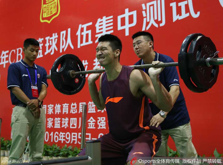 CBA体测“变形记”:大圣皱眉,吉喆咬牙,那些年的欢乐表情包 另一角度下孙悦推举杠铃的特写,他紧闭双眼,面部肌肉因用力而扭曲变形,汗水浸湿了头发。