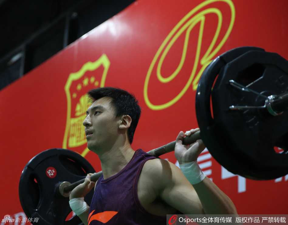 CBA体测“变形记”:大圣皱眉,吉喆咬牙,那些年的欢乐表情包 四川队老将孟达在卧推时脸部肌肉绷紧,脖子青筋显露,虽然表情用力但眼神依然保持着沉稳。