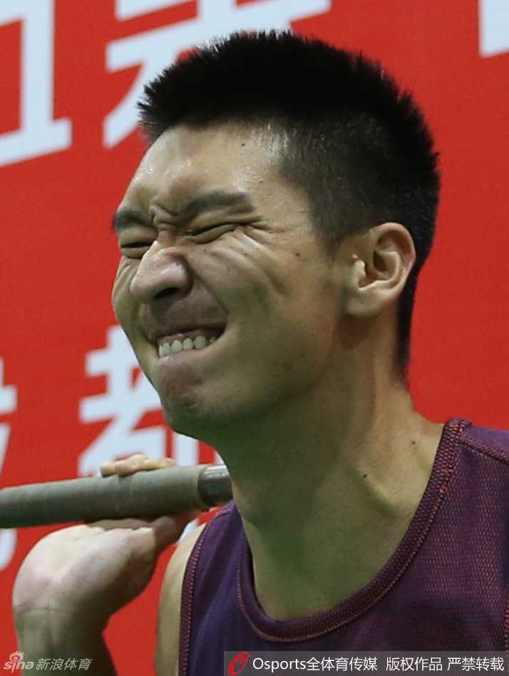 CBA体测“变形记”:大圣皱眉,吉喆咬牙,那些年的欢乐表情包 孙悦在卧推时脸部青筋暴起,眉头紧锁,嘴巴紧抿成一条线,用尽全身力气推举杠铃的狰狞瞬间。
