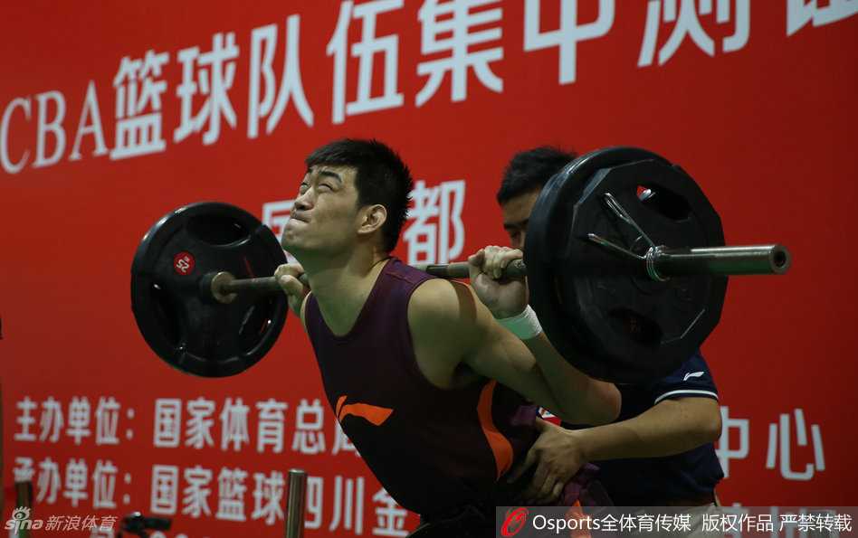 CBA体测“变形记”:大圣皱眉,吉喆咬牙,那些年的欢乐表情包 另一张西热力江体测时的照片,他似乎在测试间隙休息,但脸上的表情依然丰富,眼神迷离,嘴巴微微张开,显得十分疲惫又滑稽。