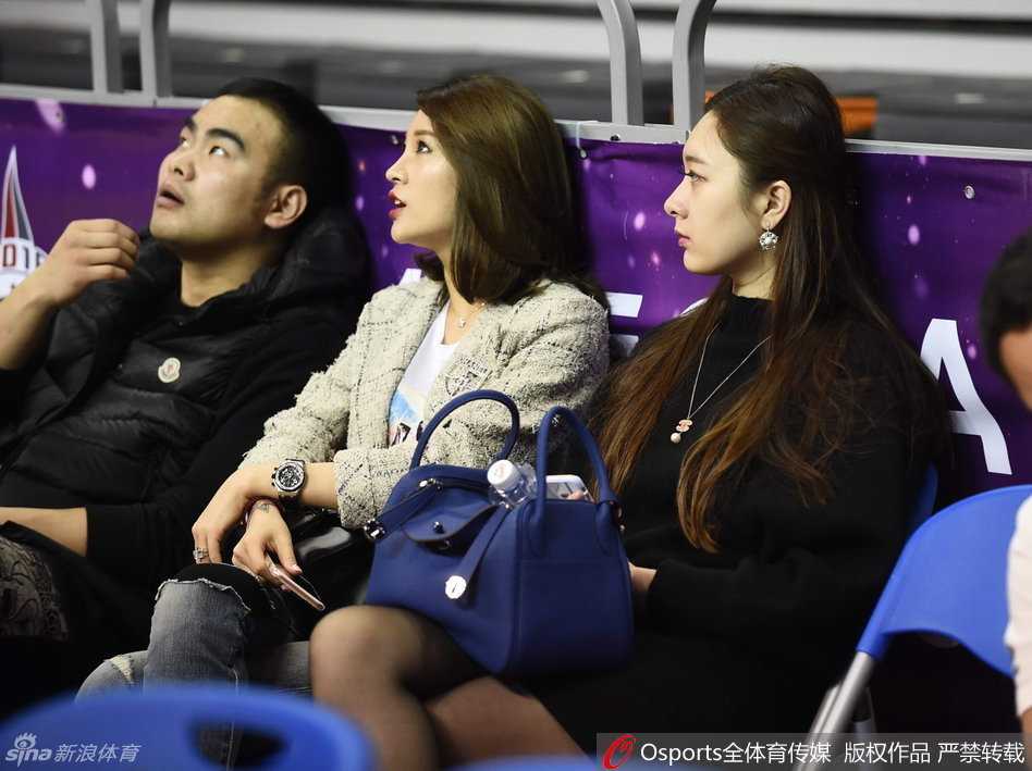 CBA全明星周末的场外风景:球员太太团争艳,爱与支持的动人篇章 观战间隙,陈露不经意地抬手整理头发,举手投足间流露出优雅与性感,完美诠释了成熟女性的魅力。