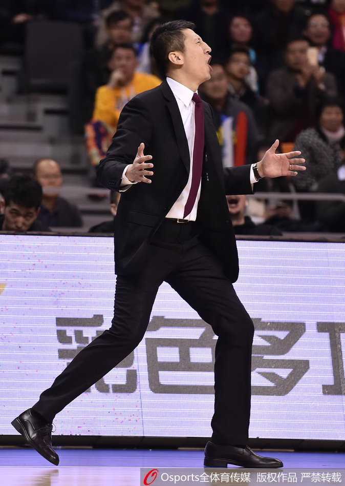 CBA半决赛辽粤大战加时赛最后时刻争议判罚回顾 资深裁判班琦在比赛中神情严肃地看向场边,这次争议判罚让他成为了舆论的焦点,也引发了外界对于CBA裁判职业化水平的深入讨论。