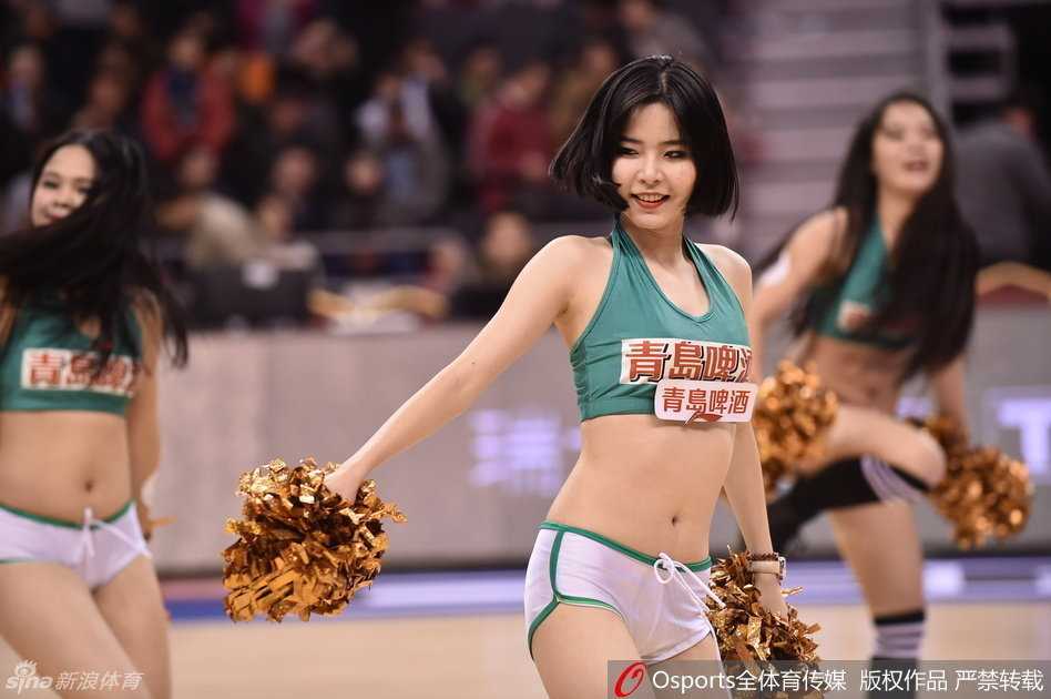 CBA半决赛辽粤战火辣对决 篮球宝贝热舞点燃本溪主场 暂停期间,宝贝们摆出酷飒造型,修长身姿与坚定眼神构成赛场边一道独特的风景线,为辽篮将士注入温柔力量