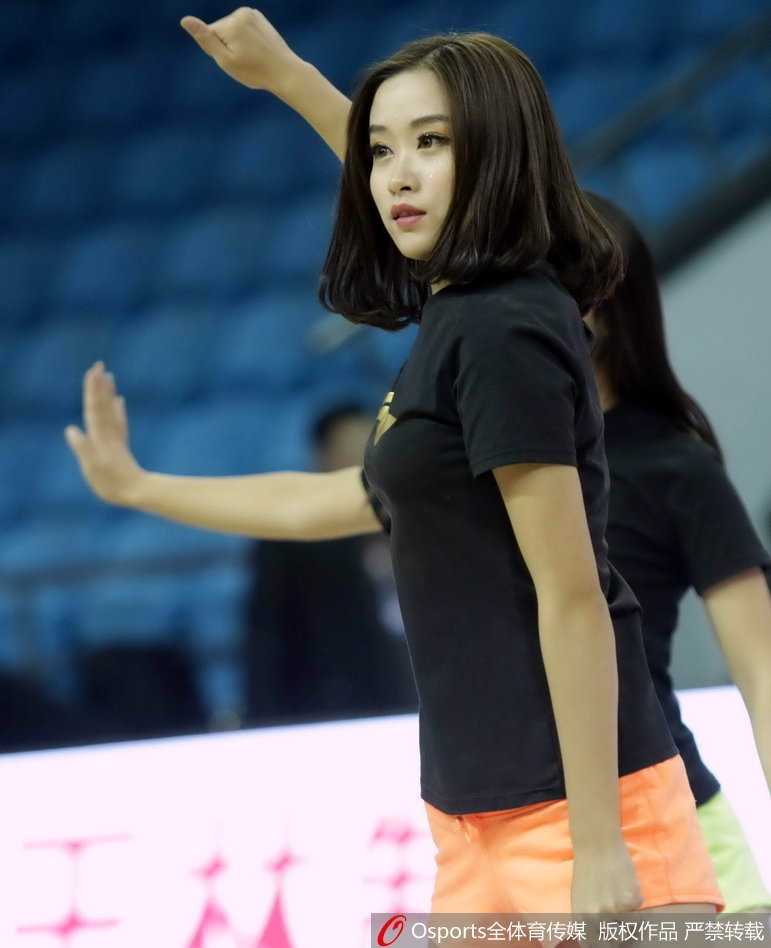 CBA啦啦队风华:那些点燃球场的热舞精灵与燃情瞬间 吉林啦啦队的宝贝们扎着清爽的马尾,在赛场上轻盈跃起,如同林间的精灵,她们用充满东北特色的活力舞步为寒冷的冬夜注入无限暖意。