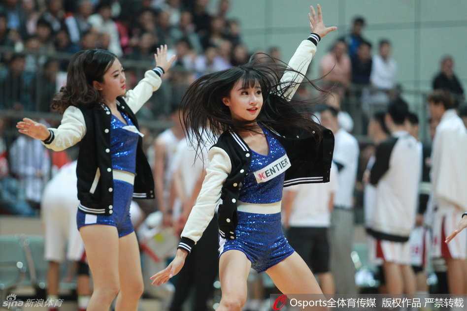 CBA季前赛激情燃爆 篮球宝贝热舞演绎赛场新活力 CBA篮球宝贝们活力开场,她们身着闪耀华丽服装,随着动感节奏整齐舞动,瞬间点燃全场激情