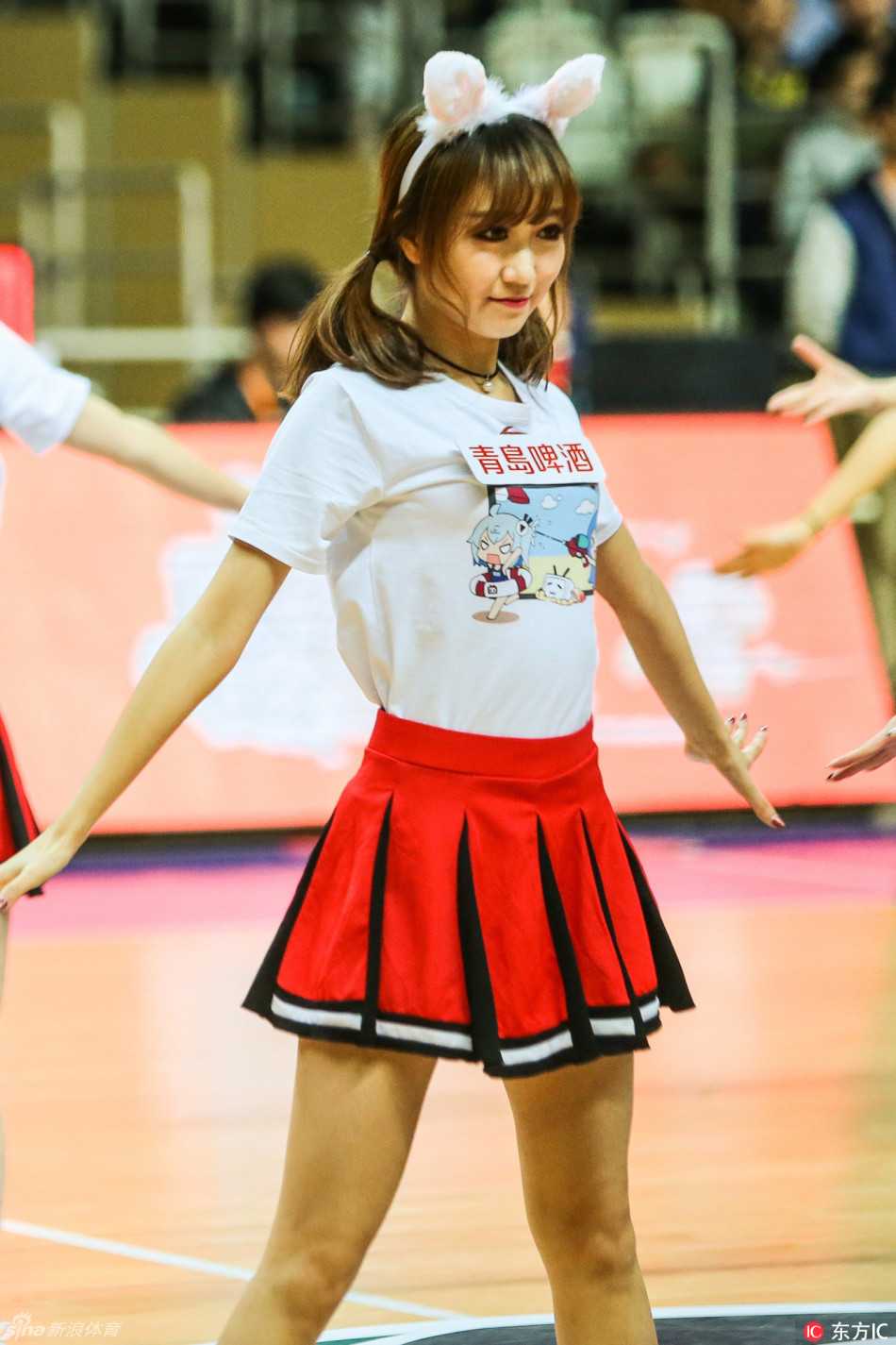 CBA拉拉宝贝俏皮热舞点燃赛场,青春风暴席卷第十六赛季 宝贝们一字排开,双手叉腰扭动身姿,仿佛在用身体语言诉说着青春的俏皮与张扬