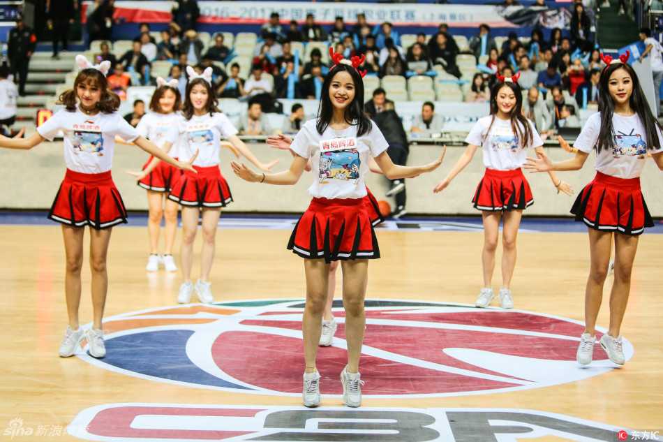 CBA拉拉宝贝俏皮热舞点燃赛场,青春风暴席卷第十六赛季 身着红白短裙的拉拉宝贝回眸一笑,马尾辫随着俏皮的舞步在空中划出活力弧线